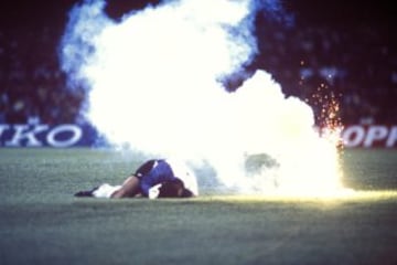 Roberto Rojas en 1989 en un Brasil-Chile simuló que una bengala lanzada desde las gradas de Maracaná le había herido en el rostro. La revisión de las imágenes televisivas demostró que ningún objeto le había golpeado y el meta tuvo que acabar confesando que fue él quien se autolesionó con una cuchilla de afeitar que se guardaba en el guante. La FIFA castigó con dureza al jugador con una sanción de por vida. Además Chile quedó descalificada del Mundial de Italia 90 y de la clasificación para Estados Unidos 94.