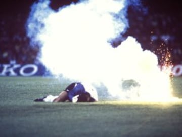 Roberto Rojas en 1989 en un Brasil-Chile simuló que una bengala lanzada desde las gradas de Maracaná le había herido en el rostro. La revisión de las imágenes televisivas demostró que ningún objeto le había golpeado y el meta tuvo que acabar confesando que fue él quien se autolesionó con una cuchilla de afeitar que se guardaba en el guante. La FIFA castigó con dureza al jugador con una sanción de por vida. Además Chile quedó descalificada del Mundial de Italia 90 y de la clasificación para Estados Unidos 94.