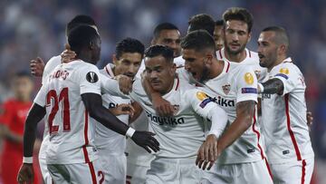 Los sevillistas celebran el 1-0 de Mesa al Akhisar.