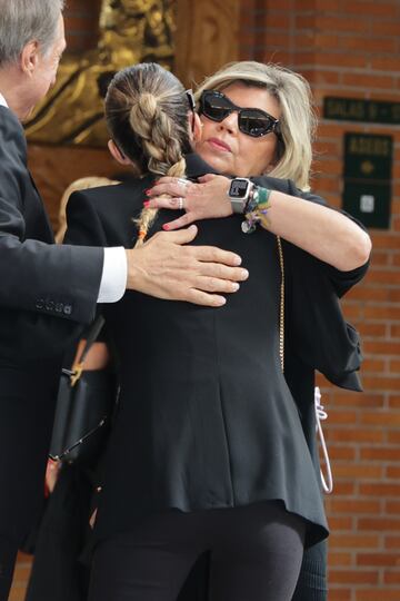 Alejandra Rubio y Terelu Campos se abrazanen el tanatorio La Paz para despedir a María Teresa Campos.