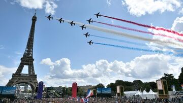 La Patrulla de Francia a su paso por El Trocadero, donde se han concentrado miles de personas para recibir el relevo olímpico. 
 