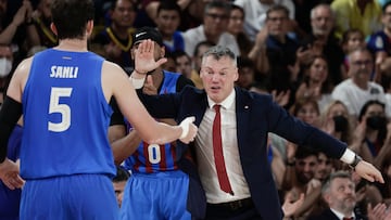 El entrenador lituano del FC Barcelona Sarunas Jasikevicius felicita al pivot turco Sertaç Sanli, las semifinales de la Liga Endesa.