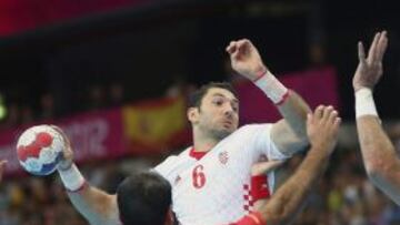 Los jugadores españoles, Gedeón Guardiola y Joan Canellas ,defienden sobre el croata Blazenko Lackovic.