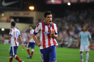 El mote más característico del equipo se debe a que durante los años de la guerra civil española la tela con la que las tiendas departamentales revestían a los colochones tenía franjas blancas y rojas, similar al uniforme del Atleti.