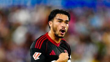 Suazo demuestra su liderazgo y enamora a los hinchas del Sevilla con este mensaje