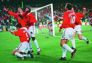 La final disputada en el Camp Nou es una de las m¨¢s recordadas de la historia de la Champions League. El conjunto alem¨¢n iba ganado gracias a un gol de Mario Basler, pero el conjunto ingl¨¦s consigui¨® darle al vuelta al marcador en el tiempo de descuento. Primero puso el empate Teddy Sheringham y Ole Gunnar Solskj?r dio la puntilla al conjunto alem¨¢n.