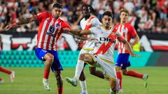 MADRID, 28/08/2023.- El centrocampista del Atlético de Madrid Rodrigo de Paul (i) lucha con Óscar Valentín, del Rayo, durante el partido de la tercera jornada de LaLiga que Rayo Vallecano y Atlético de Madrid disputan hoy lunes en el estadio de Vallecas, en Madrid. EFE/ZIPI
