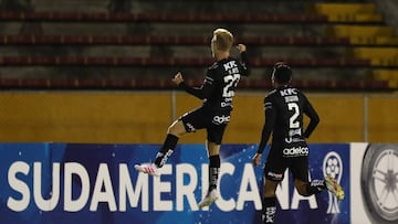 AME6962. QUITO (ECUADOR), 13/08/2019.- Dani Nieto (i) de Independiente del Valle celebra un gol ante Independiente este martes en un partido de la Copa Sudamericana entre Independiente del Valle e Independiente, en el estadio Ol&iacute;mpico Atahualpa en Quito (Ecuador). EFE/Jos&eacute; J&aacute;come