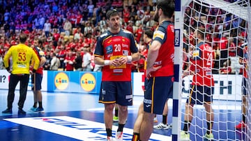 Serdio y Garciandia, en primer plano, lamentan el desenlace