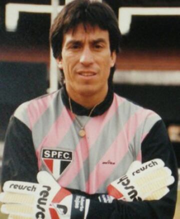 Considerado el mejor arquero chileno de todos los tiempos, Rojas triunfó en Sao Paulo, club en donde es ídolo y llegó a ser técnico. En su época de jugador, el 'Cóndor' fue bicampeón paulista en 1988 y 1989.