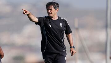 Pacheta da indicaciones durante un entrenamiento.