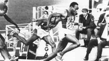 Fue el primer atleta en romper la barrera de los 10 segundos en los 100 metros platos. Lo logró en México 1968. Su marca quedó intacta por quince años.