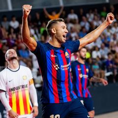 El campeón debuta con susto