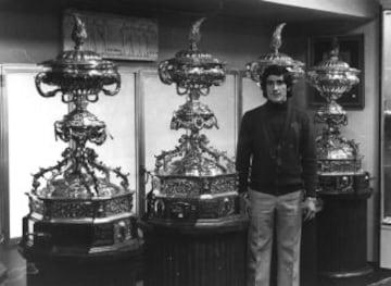 Goyo Benito posa con los Trofeos del Carranza.