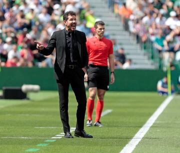 El entrenador del Atlético de Madrid, Simeone, da instrucciones desde la banda. 