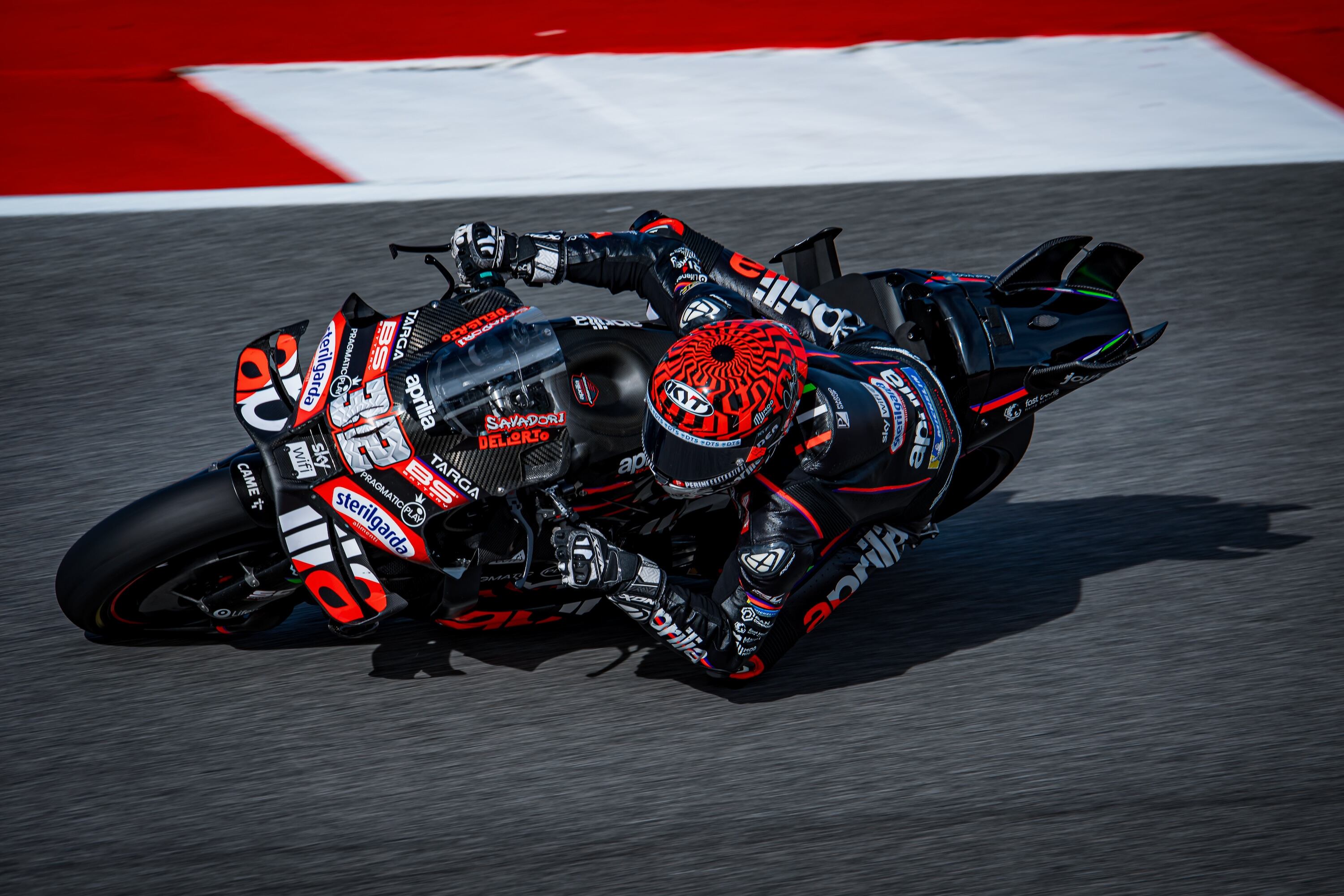 Marco Bezzecchi con la Aprilia de MotoGP.