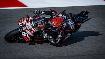 Marco Bezzecchi con la Aprilia de MotoGP.