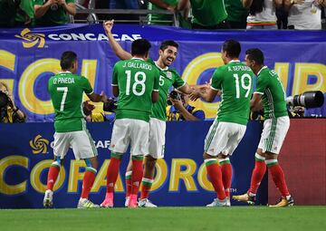 GLENDALE, AZ - JULY 20: Rodolfo Pizarro #15 of Mexico and teammates Orbelin Pineda #7, Jesus Gallardo #18 and Angel Sepulveda #19 celebrate a first half goal against Honduras in a quarterfinal match during the CONCACAF Gold Cup at University of Phoenix Stadium on July 20, 2017 in Glendale, Arizona.   Norm Hall/Getty Images/AFP
== FOR NEWSPAPERS, INTERNET, TELCOS & TELEVISION USE ONLY ==