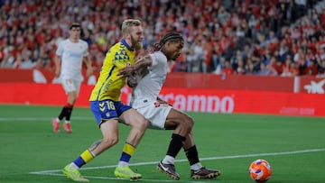 Imagen de Badé y McBurnie, en el Sevilla-Las Palmas.