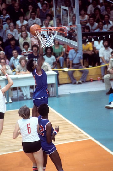 Harris, de 66 años, es considerada una de las pioneras del baloncesto femenino. En 1976 ganó la medalla de plata en los Juegos Olímpicos de Montreal y un años después fue la primer mujer en ser seleccionada en el Draft de la NBA, por los New Orleans Jazz, actuales Utah Jazz.