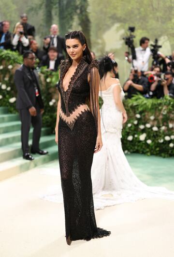 Kendall Jenner posa con  un diseño de Givenchy firmado por Alexander McQueen.