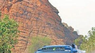 <b>NUEVOS PAISAJES. </b>Atrás quedó el desierto y Carlos Sainz ya rueda con su VW por la sabana africana.