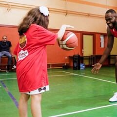 Garuba juega al baloncesto con los alumnos del Eduardo Rojo