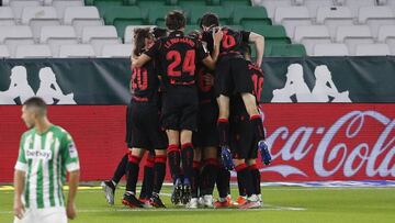 Mikel Oyarzabal celebra con sus compañeros el segundo gol del partido.