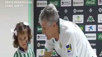 Setién, en el programa junto a una aficionada.