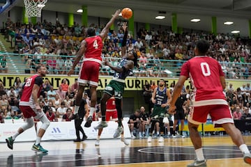 Kendrick Perry, lanzando a canasta durante el Unicaja - AS Mónaco del XIII Trofeo Costa del Sol.