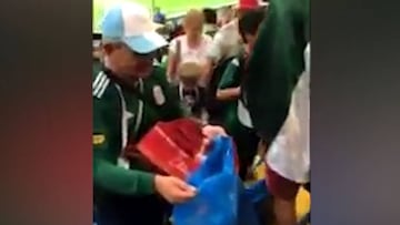 Afición mexicana se contagia y recoge basura en los estadios