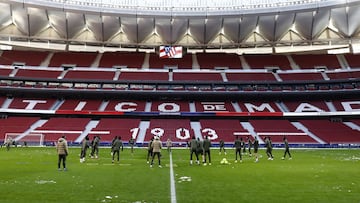 El Atlético se entrenó ayer en el Wanda Metropolitano, cuyo césped tenía un buen aspecto tras haber sido tratado con lámparas.