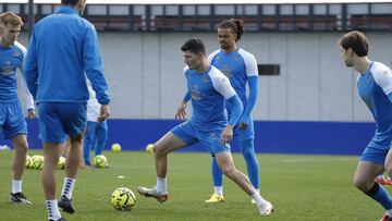 El defensa Miguel Loureiro, durante un entrenamiento del Deportivo.