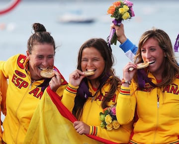 La medalla que consiguieron en la categoría RS: X es la más inesperada de todas las que suma la vela olímpica española. Excepto a Tamara Echegoyen, que la conocían desde hace tres años en la federación, sus compañeras eran prácticamente anónimas. Para todas eran sus primeros Juegos Olímpicos. La regata final duró tres horas y la modalidad era “barco contra barco”, a cinco mangas. Las españolas se impusieron a Australia por 3-2 y se colgaron la medalla tras meses de duro esfuerzo y preparación.