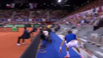 No se recuerda algo igual: ¡Mahut sacó una bola desde la grada!