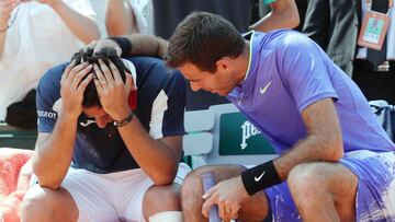 Spain's Nicolas Almagro (L) is comforted by Argentina's Juan Martin Del Potro as he has to give up due to an injury during their tennis match at the Roland Garros 2017 French Open on June 1, 2017 in Paris. / AFP PHOTO / Thomas SAMSON