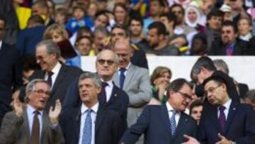 Josep Maria Bartomeu, en el palco con Trias, Ángel María Villar y Artur Mas.
