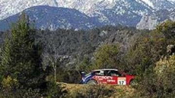 <b>NIEVE Y TRANQUILIDAD.</B> Colin McRae durante el entrenamiento de ayer; al fondo, las montañas nevadas; no muy lejos suenan los tambores de guerra.