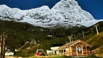 Cervinia - Cervino Ski Paradise iluminado, de noche.