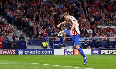 Saca el córner el Atleti por la izquierda, con Mendoza dejando el balón en la esquina del área para Ruggeri: este viene desde atrás y la mete en el segundo palo con comba para que el noruego meta el pie y la mande al fondo de la red.