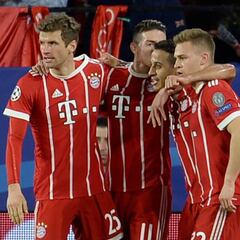 Bayern de Vidal gana con fortuna a Sevilla y se acerca a semifinales