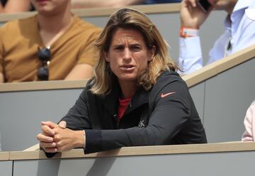 Amélie Mauresmo se estrena este año como directora de Roland Garros, sustituyendo a Guy Forget. La ex número uno del mundo (42 años) es la primera mujer que asume este cargo. La francesa fue campeona del Abierto de Australia y Wimbledon en 2006 y del Masters en 2005. Rompió también moldes convirtiéndose en la primera capitana de Copa Davis y también entrenó a tenistas ATP como Andy Murray y Lucas Pouille.