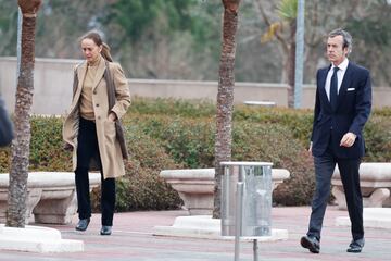 Blanca Suelves y Joaquín Güell en la capilla ardiente de Fernando Gómez-Acebo, en el Tanatorio Parcesa La Paz.