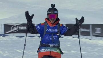 El esquiador Aymar Navarro abre los brazos en se&ntilde;al de alegr&iacute;a a su llegada a la meta de Ordino Arcal&iacute;s (Andorra) para la segunda prueba del Freeride World Tour. 