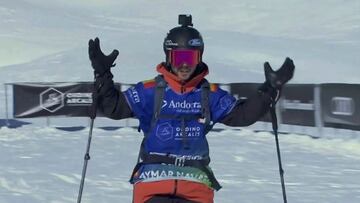 El esquiador Aymar Navarro abre los brazos en señal de alegría a su llegada a la meta de Ordino Arcalís (Andorra) para la segunda prueba del Freeride World Tour.