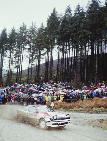 Fue el coche de los primeros podios, las primeras victorias, y el primer título. Con su paso a Toyota Sainz pasaba a pilotar por fin un vehículo de tracción total en un equipo que aspiraba a todo. Crecieron juntos, el piloto, el coche y el equipo, hasta que en 1990 llegaron las primeras victorias en Acrópolis, Nueva Zelanda, Finlandia y Gran Bretaña, el primer título, que no se repitió en 1991 por auténtica mala suerte tras cosechar cinco triunfos a lo largo del año.