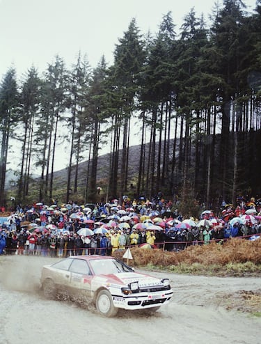 Fue el coche de los primeros podios, las primeras victorias, y el primer título. Con su paso a Toyota Sainz pasaba a pilotar por fin un vehículo de tracción total en un equipo que aspiraba a todo. Crecieron juntos, el piloto, el coche y el equipo, hasta que en 1990 llegaron las primeras victorias en Acrópolis, Nueva Zelanda, Finlandia y Gran Bretaña, el primer título, que no se repitió en 1991 por auténtica mala suerte tras cosechar cinco triunfos a lo largo del año.