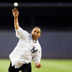 Watch: Fans boo as Stephen A. Smith botches first pitch at Yankees game