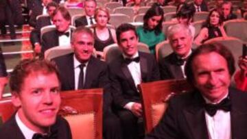 Márquez subió esta foto a Twitter de los Laureus entre Doohan y Agostini, y tras Vettel y Fitipaldi.