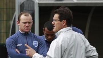 <b>EL JEFE. </b>Capello se dirige a los jugadores de Inglaterra con Rooney y Terry en primer plano.